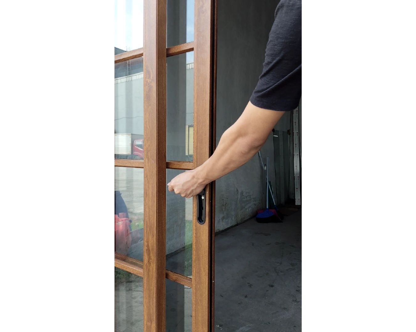 Jendela Double Sliding Dark Oakwood - gambar 4