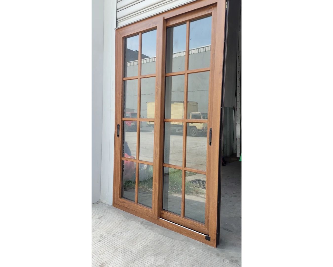 Jendela Double Sliding Dark Oakwood - gambar 1